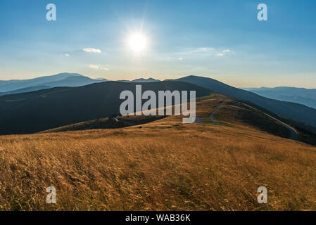 Coucher du soleil sur l'été du parc national Balkan Central en vieille montagne Stara planina ( ), la Bulgarie. Vue panoramique photo à couper le souffle. Banque D'Images