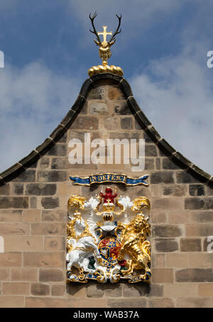 Travaux de rénovation, y compris deux des armoiries royales, sur la façade principale de Canongate Kirk à Édimbourg, qui ont été complétées. Banque D'Images