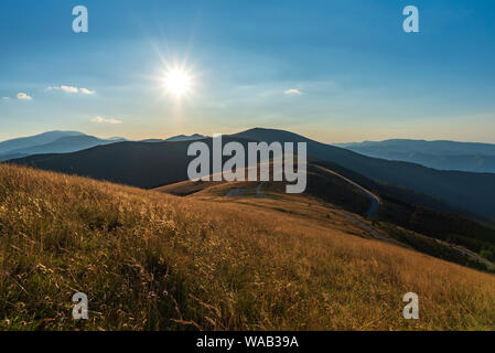 Coucher du soleil sur l'été du parc national Balkan Central en vieille montagne Stara planina ( ), la Bulgarie. Vue panoramique photo à couper le souffle. Banque D'Images