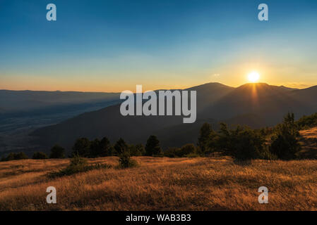 Coucher du soleil sur l'été du parc national Balkan Central en vieille montagne Stara planina ( ), la Bulgarie. Vue panoramique photo à couper le souffle. Banque D'Images