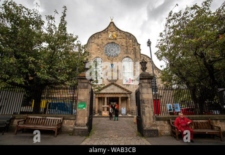 La façade principale de Canongate Kirk à Edimbourg après rénovation, y compris deux des armoiries royales, ont été achevés. Banque D'Images