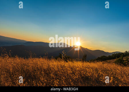 Coucher du soleil sur l'été du parc national Balkan Central en vieille montagne Stara planina ( ), la Bulgarie. Vue panoramique photo à couper le souffle. Banque D'Images