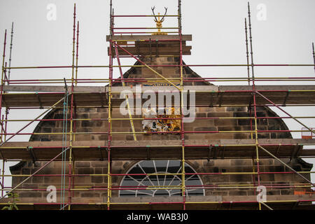 L'avant de la Canongate Kirk à Édimbourg est couverte d'échafaudages lors de travaux de rénovation de la façade principale. Banque D'Images