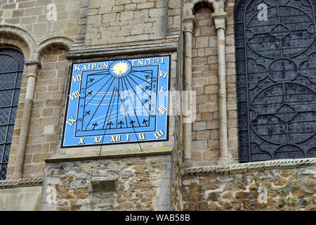 Un cadran solaire sur le mur de la cathédrale d'Ely dans le Cambridgeshire Banque D'Images