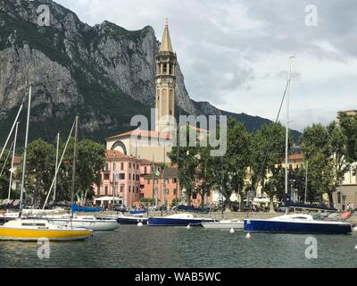 Campanile St Nicholas à Lecco au Lac de Côme - Lac de Côme en Italie | conditions dans le monde entier Banque D'Images