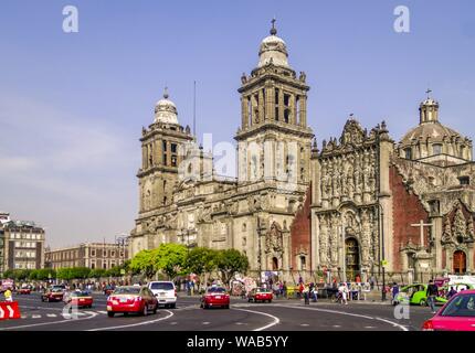 La Cathédrale Métropolitaine est le plus puissant des capacités dans le centre historique de Mexico et est situé sur l'immense Zócalo, la place de la constitution. L'église a été construit depuis près de 300 ans. (21 janvier 2015) | dans le monde entier Banque D'Images