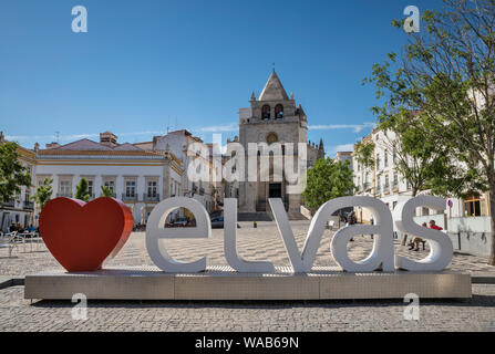 L'amour d'Elvas, signe à Praca da Republica, l'Antiga Se (ancienne cathédrale) à distance, centre d'Elvas, Alto Alentejo, Portugal Banque D'Images