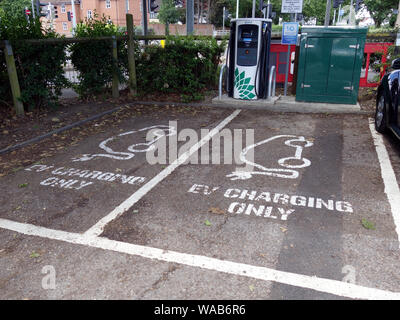Une double zone de parking pour voitures véhicule électrique de charge Banque D'Images