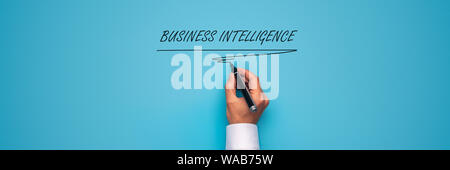 Voir l'échelle de l'image de l'homme la main signe d'intelligence d'affaires avec marqueur noir sur fond bleu. Banque D'Images