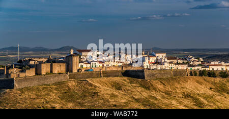 Centre historique de la ville d'Elvas, Castelo sur la gauche, vue depuis le Monte da Graça (Hill of Grace) à l'extérieur de Elvas, Alto Alentejo, Portugal Banque D'Images