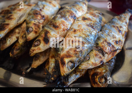 Des plats typiques portugais sardines grillées Banque D'Images