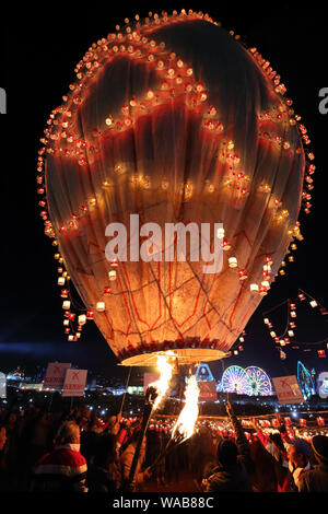 Festival de ballons à air chaud à Yangon, Myanmar (Birmanie). Les ballons sont libérés pour célébrer la fête des lumières de 'bouddhiste' Banque D'Images