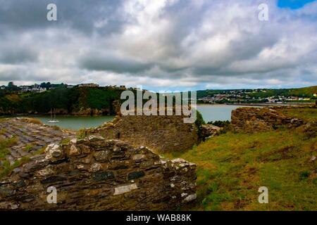 Fishguard, Pembrokeshire, Pays de Galles, Royaume-Uni. 2019. Fort ruines d'un ancien château fort de l'artillerie Point pointe. Banque D'Images