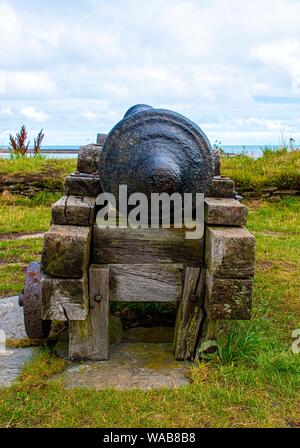 Fishguard, Pembrokeshire, Pays de Galles, Royaume-Uni. 2019. Fort ruines d'un ancien château fort de l'artillerie Point pointe. Banque D'Images