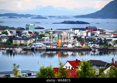 Les îles Lofoten en Norvège. Vue de la ville de svolvær sur Austvagoya island. Vue aérienne de la zone boréale de Tjeldbergtinden sentier de randonnée. Banque D'Images