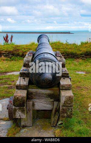 Fishguard, Pembrokeshire, Pays de Galles, Royaume-Uni. 2019. Fort ruines d'un ancien château fort de l'artillerie Point pointe. Banque D'Images