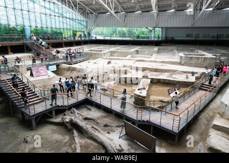 Chengdu, Chine 6 Août 2019 : l'intérieur du site Jinsha museum avec vue sur le site de fouilles archéologiques dans la région de Chengdu Sichuan Chine Banque D'Images