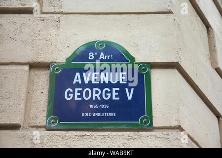 Paris, France - Avenue George V Old street sign. Banque D'Images