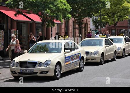 MAINZ, ALLEMAGNE - le 19 juillet 2011 : les touristes à pied par les taxis de Mercedes-Benz à Mainz, Allemagne. Mercedes-Benz fait partie de Daimler AG, l'industrie automobile g Banque D'Images