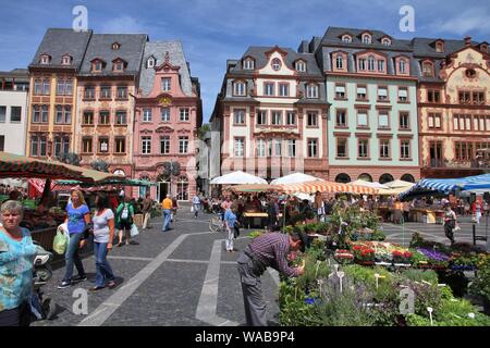 MAINZ, ALLEMAGNE - le 19 juillet 2011 : les touristes visiter un marché de producteurs à Mainz, Allemagne. En fonction de son Office de tourisme, la ville a jusqu'à 800 000 overnigh Banque D'Images