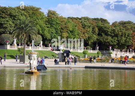 PARIS, FRANCE - 23 juillet 2011 : les touristes visiter Les Jardins du Luxembourg à Paris, France. Paris est la ville la plus visitée au monde avec 15,6 millions d'entre Banque D'Images