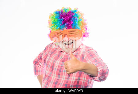 Belle blague. Grand-père toujours amusant. Homme barbu cheerful senior personne porter des lunettes et perruque colorée. Personnes âgées clown. Avoir du plaisir. Drôle de vie. Plaisir et de divertissement. Grand-père comique concept. Banque D'Images