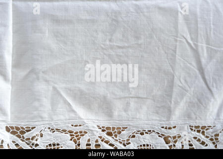 Close up of white coton rustique table cloth sur table en bois. Matin et le petit déjeuner dans le village. arrière-plan. Banque D'Images
