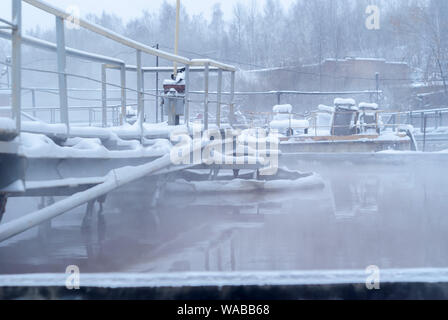 Traitement des eaux usées de l'hiver glacial de décantation primaire Banque D'Images