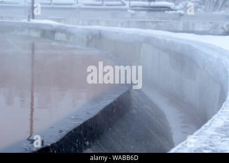 Traitement des eaux usées de l'hiver glacial de décantation primaire Banque D'Images