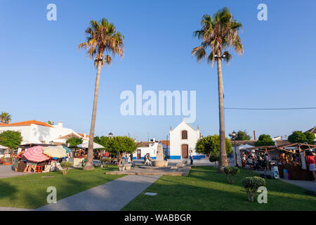 La place du marché et l'église dans le petit village de Porto Covo, sur la côte atlantique, dans l'Alentejo, Portugal. Banque D'Images