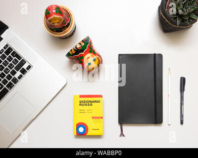 Le bureau d'un Italien apprendre le russe Banque D'Images