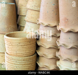 Un ensemble de pots en argile. Une ligne de pots de fleurs. Banque D'Images