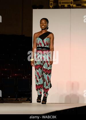 La créatrice derrière le label de mode Sherah termine son spectacle à l'Africa Fashion week Londres 2019, qui s'est tenu au Freemason's Hall à Londres. Banque D'Images