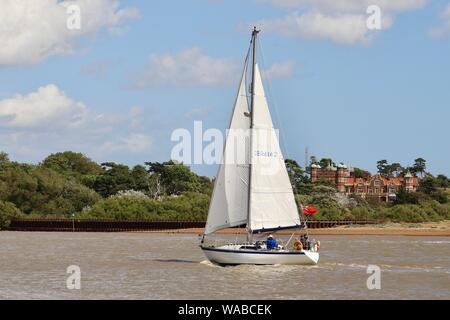 UK - Felixstowe Ferry, Suffolk - 19 août 2019 : lumineux, ensoleillé, chaud lundi après-midi dans la région de Suffolk comme le renégat GBR4142 voiles dans la rivière Deben. Banque D'Images