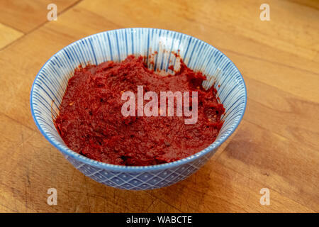 Turc fait maison pâte de tomate - ezme dans bol bleu et blanc Banque D'Images