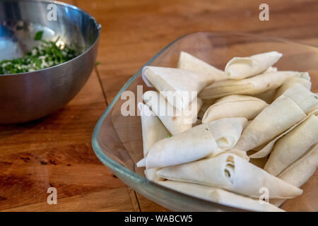 Pâte filo farcies de fromage et d'herbes vertes Banque D'Images