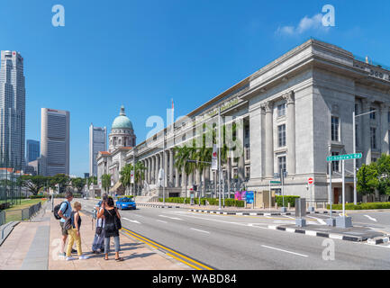 Les touristes en face de la Galerie nationale de Singapour, installé dans l'ancien hôtel de ville et la Cour suprême, St Andrew's Road, Singapour Banque D'Images