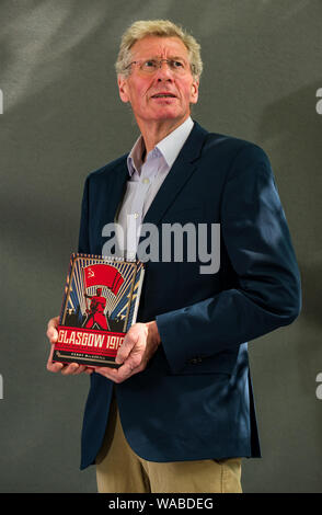 Edinburgh, Écosse, Royaume-Uni, 19 août 2019. Festival International Du Livre D'Édimbourg. Photo : Kenny MacAskill, ancien secrétaire du Cabinet à la Justice du gouvernement écossais, détient son livre intitulé Glasgow 1919 Banque D'Images