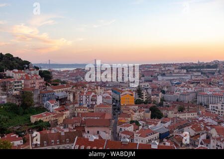 Une vue panoramique sur la ville de Lisbonne avec le Tage (Rio Tejo) et le pont 25 de Abril (Ponte 25 de Abril) dans l'arrière-plan, Portugal Banque D'Images