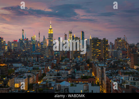 Toits de New York, vue de nuit à travers le centre ville des quartiers de Soho, le West Village et Chelsea vers la ligne d'horizon de Manhattan, New York, USA. Banque D'Images