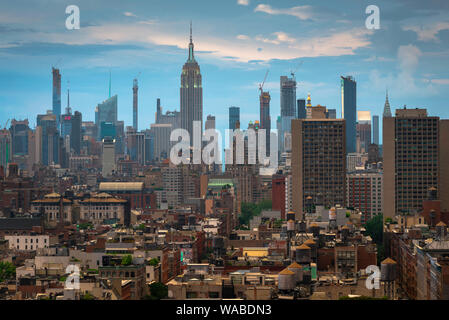 Vue sur les gratte-ciel de New York, vue au crépuscule depuis Tribeca, de l'autre côté du centre-ville de Soho, du West Village et de Chelsea, vers Midtown Manhattan, New York Banque D'Images