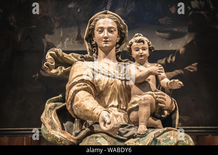 Alcobaça, Portugal - 13 Avril 2019 : Statue de la Bienheureuse Vierge Marie dans la cité médiévale monastère roman de Alcobaça un jour de printemps Banque D'Images