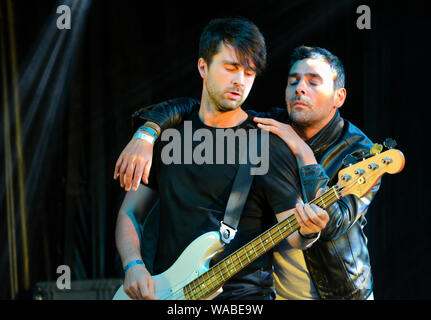 Andy Carr et Dante Gizzi effectuant des armes à feu à Weyfest music festival, Tilford, Surrey, UK. 18 août 2019 Banque D'Images