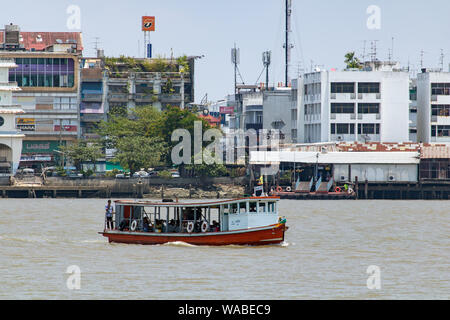 SAMUT PRAKAN, THAÏLANDE, Apr 05 2019, le bateau transporte des passagers sur la rivière Chao Phraya à Saanich, en Thaïlande. Banque D'Images