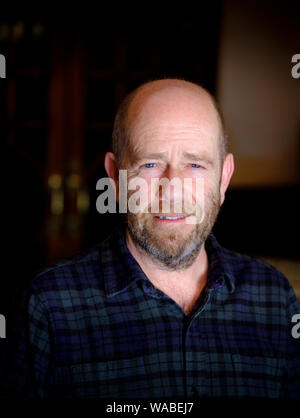 Simon Nye - écrivain de télévision, créateur du succès sitcom hommes se comportant mal. Photographié dans Worthing avant la célébration de 20 ans au Dome Cinema. Banque D'Images