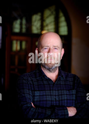 Simon Nye - écrivain de télévision, créateur du succès sitcom hommes se comportant mal. Photographié dans Worthing avant la célébration de 20 ans au Dome Cinema. Banque D'Images