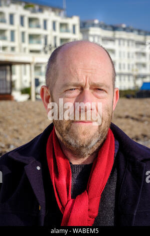 Simon Nye - écrivain de télévision, créateur du succès sitcom hommes se comportant mal. Photographié dans Worthing avant la célébration de 20 ans au Dome Cinema. Banque D'Images