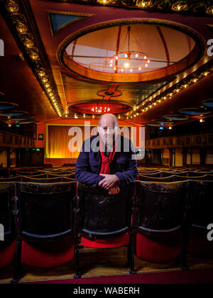 Simon Nye - écrivain de télévision, créateur du succès sitcom hommes se comportant mal. Photographié dans Worthing avant la célébration de 20 ans au Dome Cinema. Banque D'Images