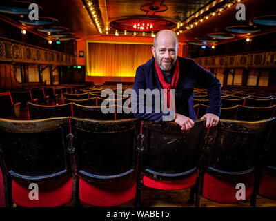 Simon Nye - écrivain de télévision, créateur du succès sitcom hommes se comportant mal. Photographié dans Worthing avant la célébration de 20 ans au Dome Cinema. Banque D'Images