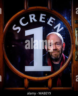 Simon Nye - écrivain de télévision, créateur du succès sitcom hommes se comportant mal. Photographié dans Worthing avant la célébration de 20 ans au Dome Cinema. Banque D'Images